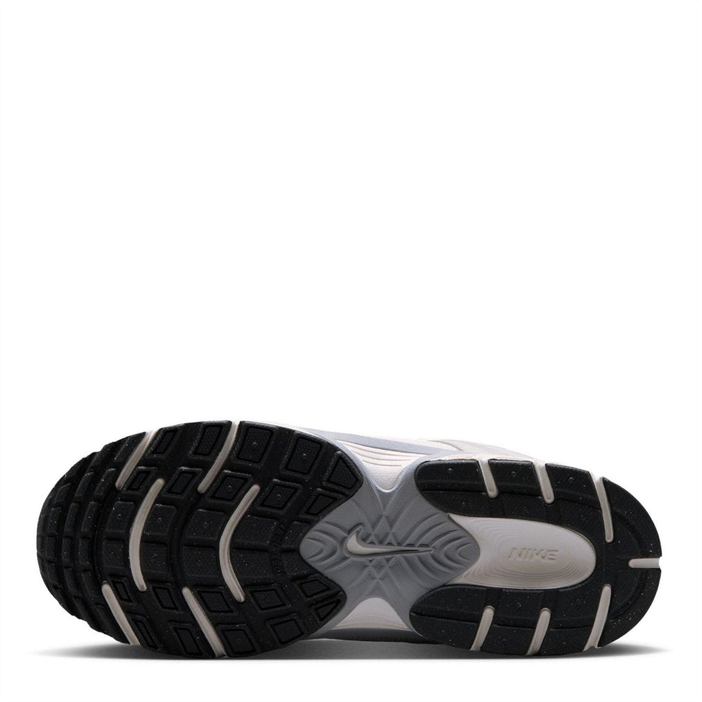 Nike V5 Runner Low Top Textured Sneakers