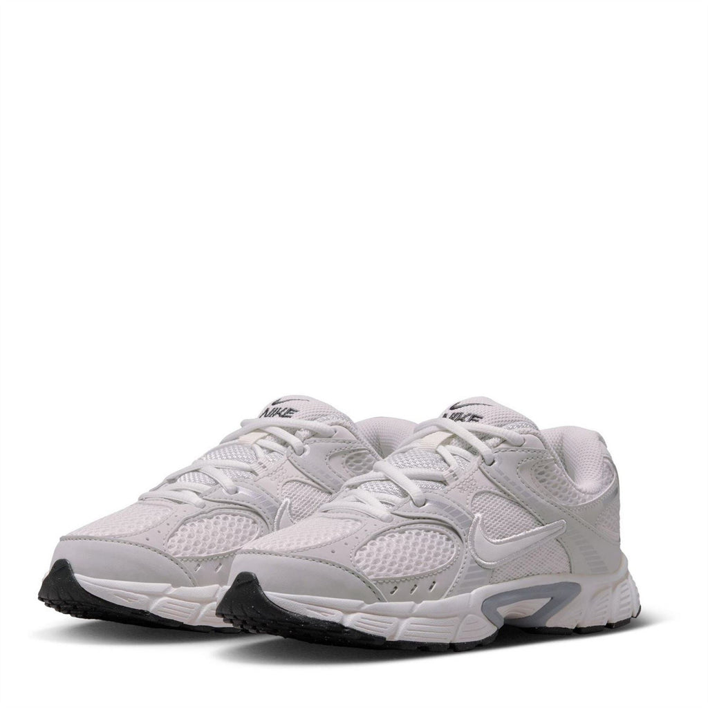 Nike V5 Runner Low Top Textured Sneakers